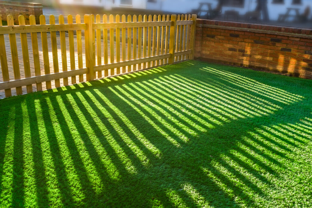 Gazon synthétique vert sous le soleil