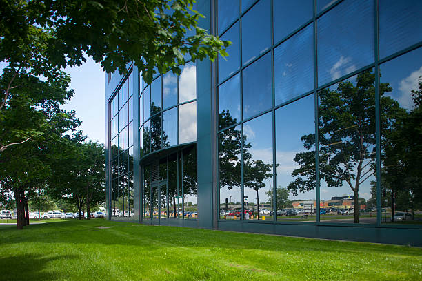 Gazon synthétique à l'entrée d'un immeuble de bureaux