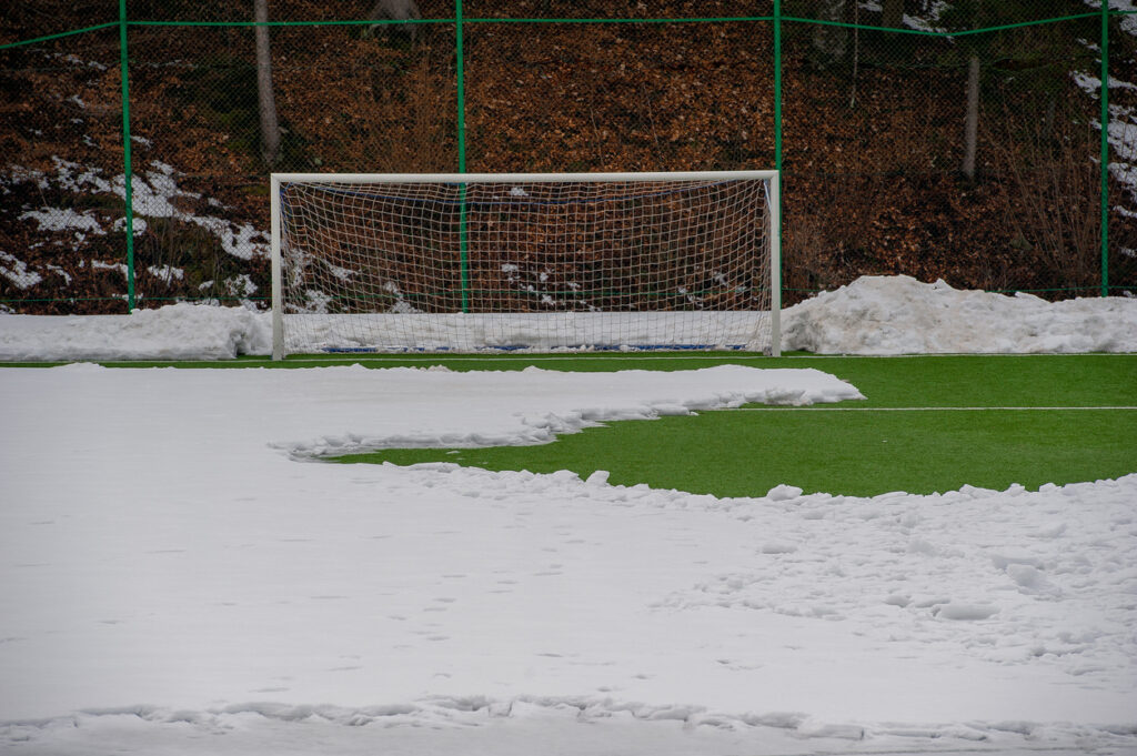 Terrain de football en gazon synthétique recouvert de neige