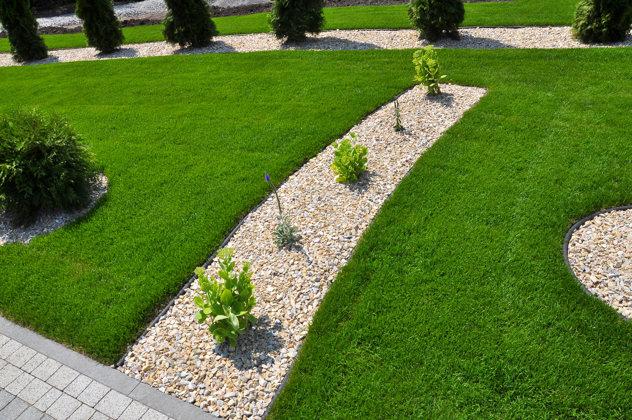 Cailloux déco et gazon synthétique : la touche moderne pour sublimer votre jardin