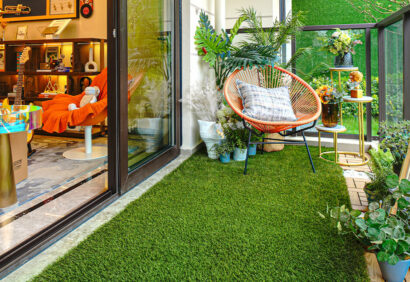 Installation de gazon synthétique sur un balcon avec mobilier extérieur moderne et vue urbaine