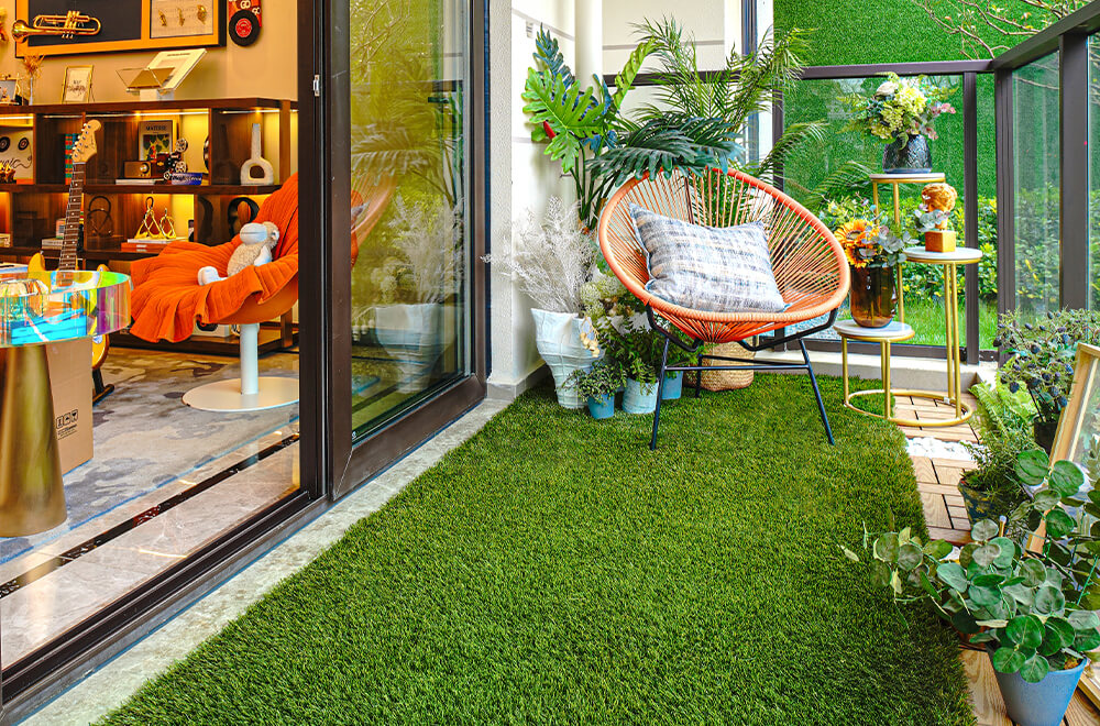 Installation de gazon synthétique sur un balcon avec mobilier extérieur moderne et vue urbaine